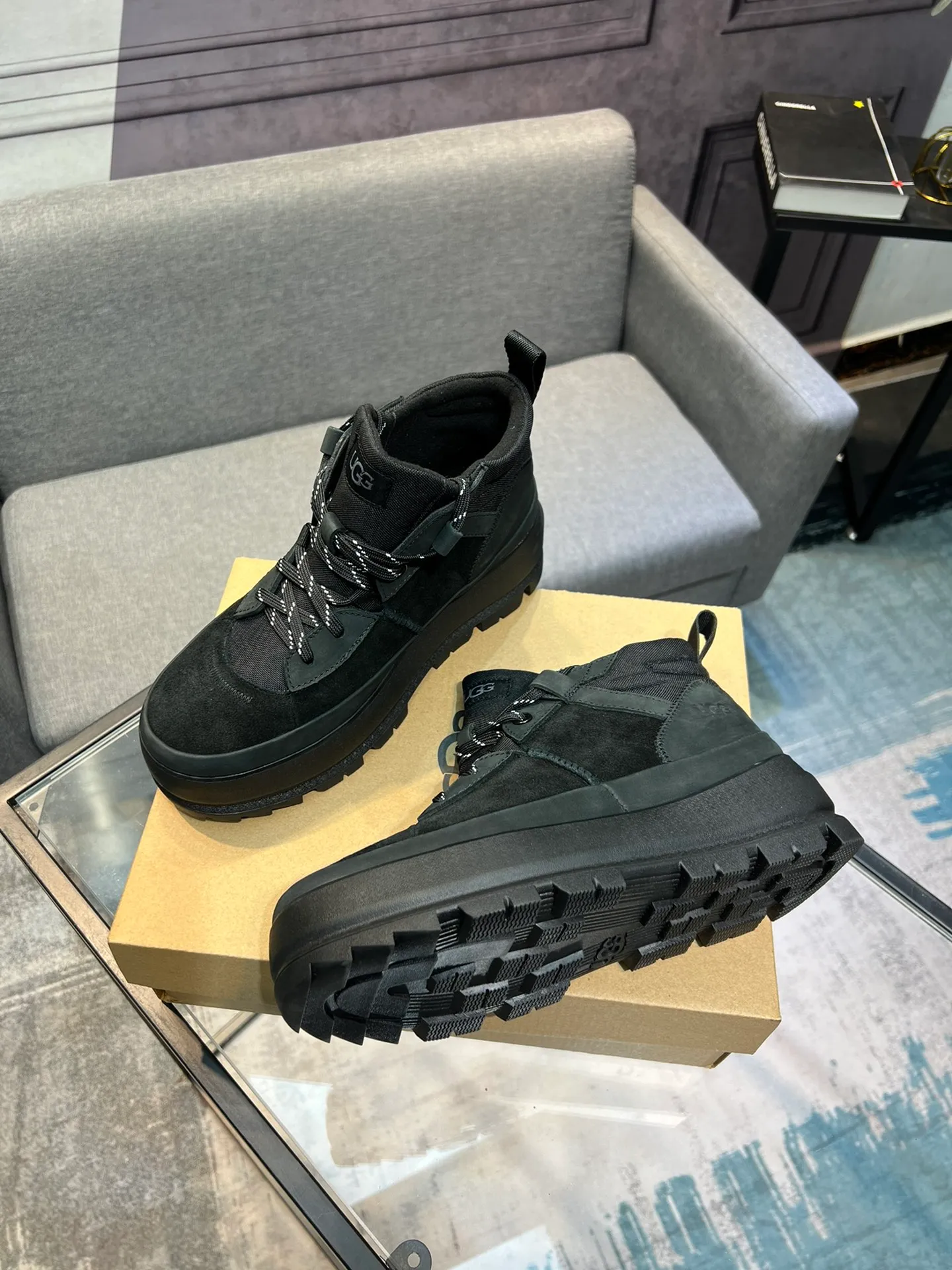 Men's shoes 💰620 (UGG) New 👉 Warm series for casual men, the simple and elegant shoe style sublimates the classics, the fabric is made of imported cowhide embossed ➕ warm real wool lining, and the special rubber outsole upgrades the wearing experience ✌️ Comfortable on the feet, very domineering! Code number:38-44